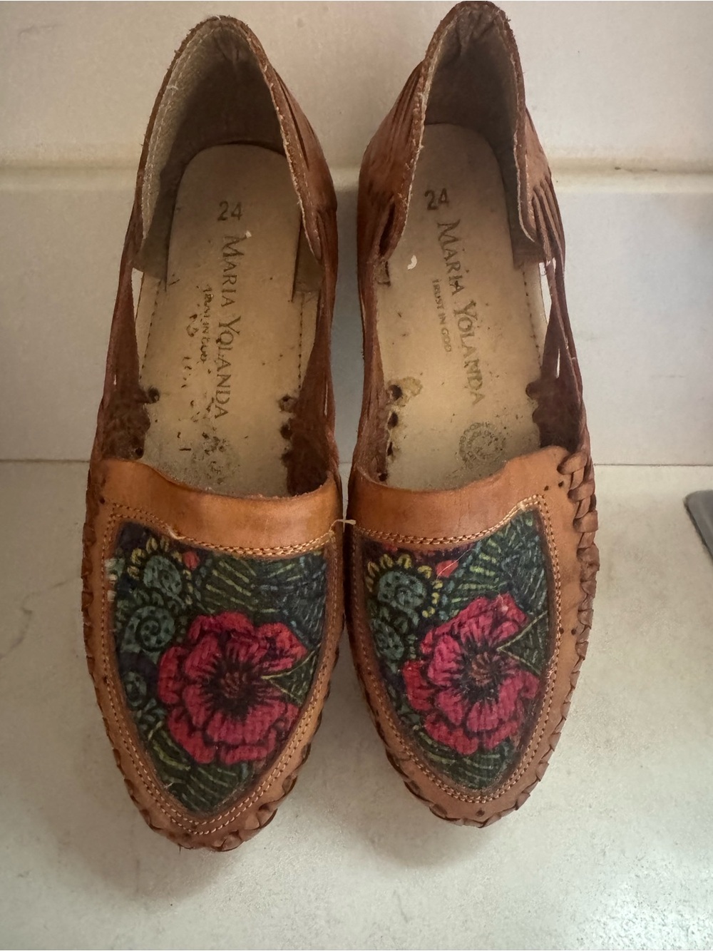 Artesanal Maria Y. 100% Leather Slip-On Women’s Loafer whit rise embroidered .